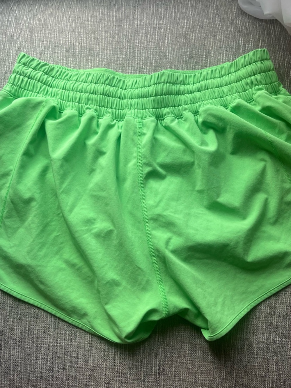 Lululemon Women’s Pistachio Green Hotty Hot Shorts 2.5” High Rise - Picture 4 of 4